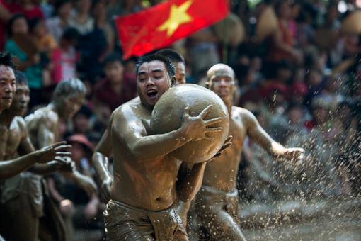 Vat Cau Nuoc, le festival traditionnel de la boue au Vietnam Vat Cau Nuoc, le festival traditionnel de la boue au Vietnam